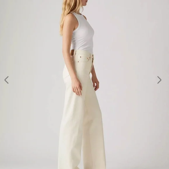 Levi's Women's rib cage barely freezing white. Used once like new - Picture 3 of 3